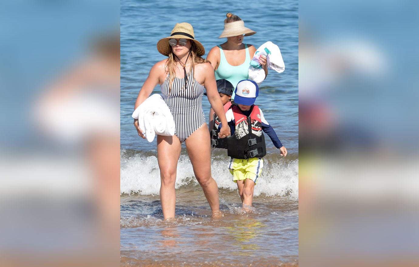 //Hilary duff toned paddleboarding son luca