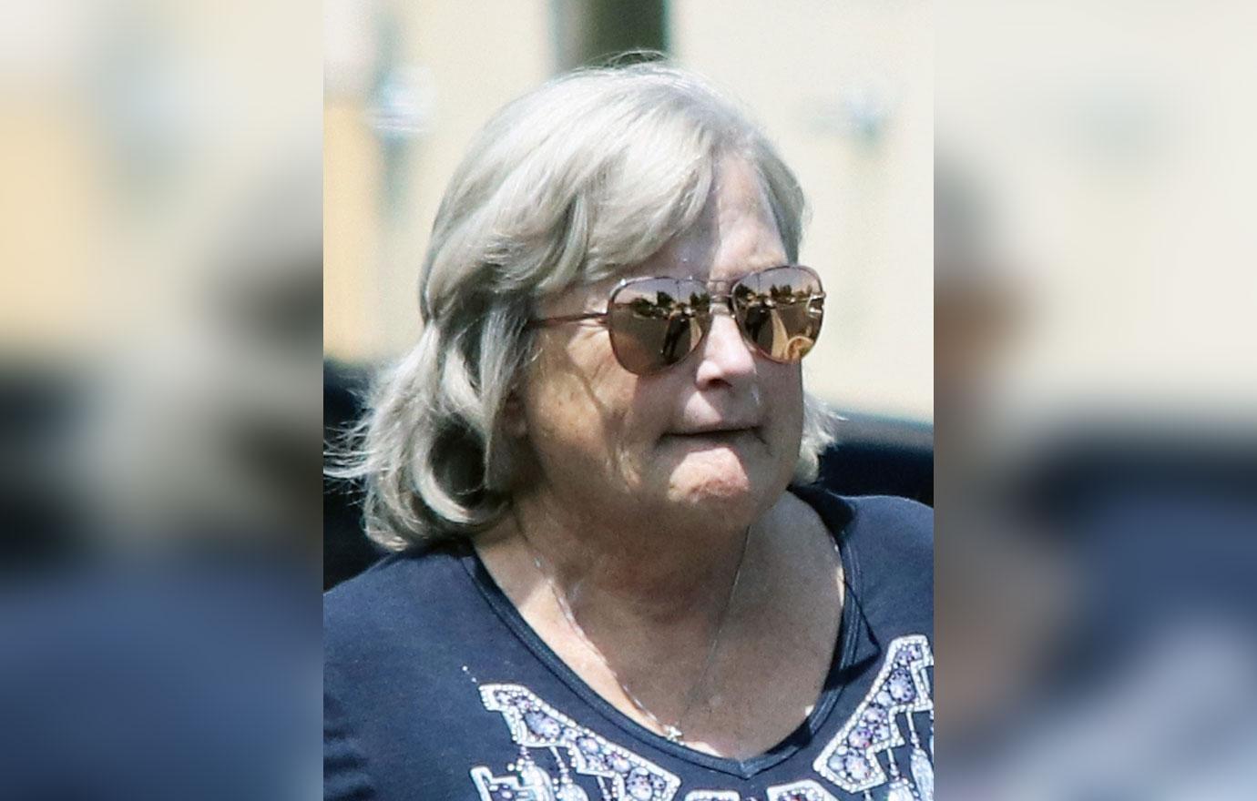 Cancer Stricken Debbie Rowe Has Lunch With Friends