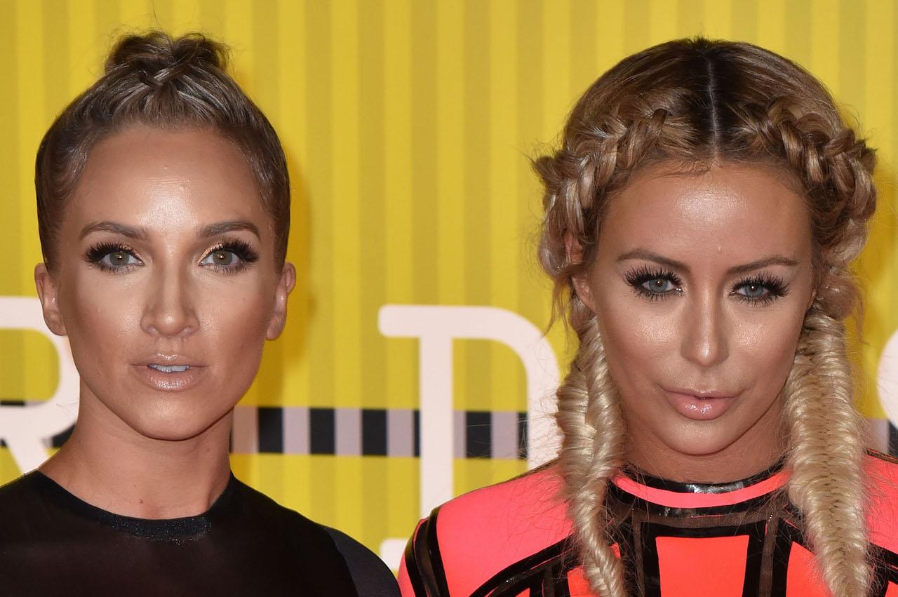 two women with bronzer and highlighter on red carpet