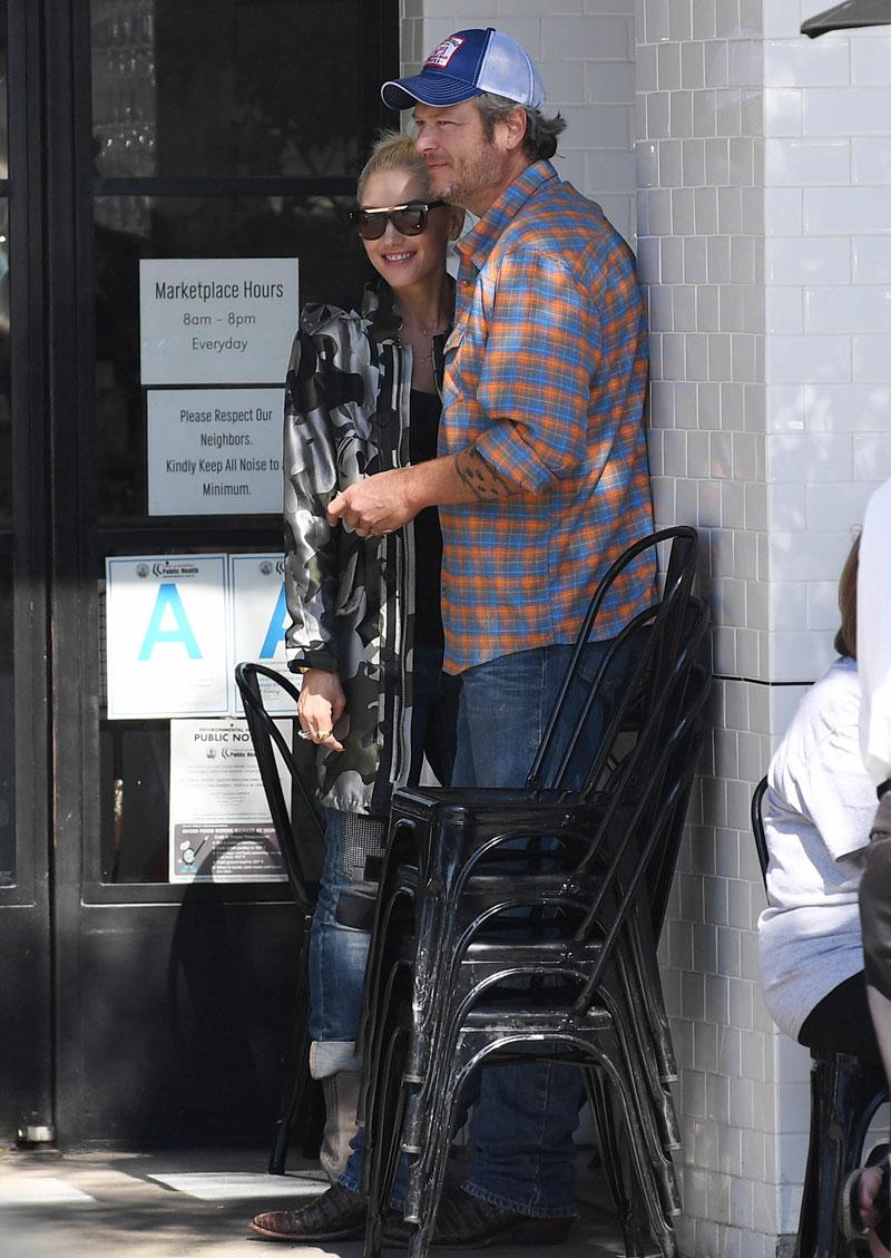 Blake Shelton Gwen Stefani Engaged PDA Kissing Patio Cafe Pics