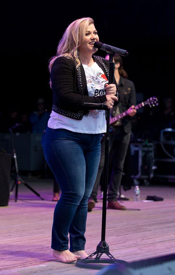 Kelly Clarkson Health In Danger From Weight