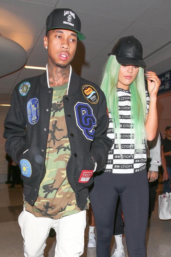 //kylie jenner tyga phone dinner photos