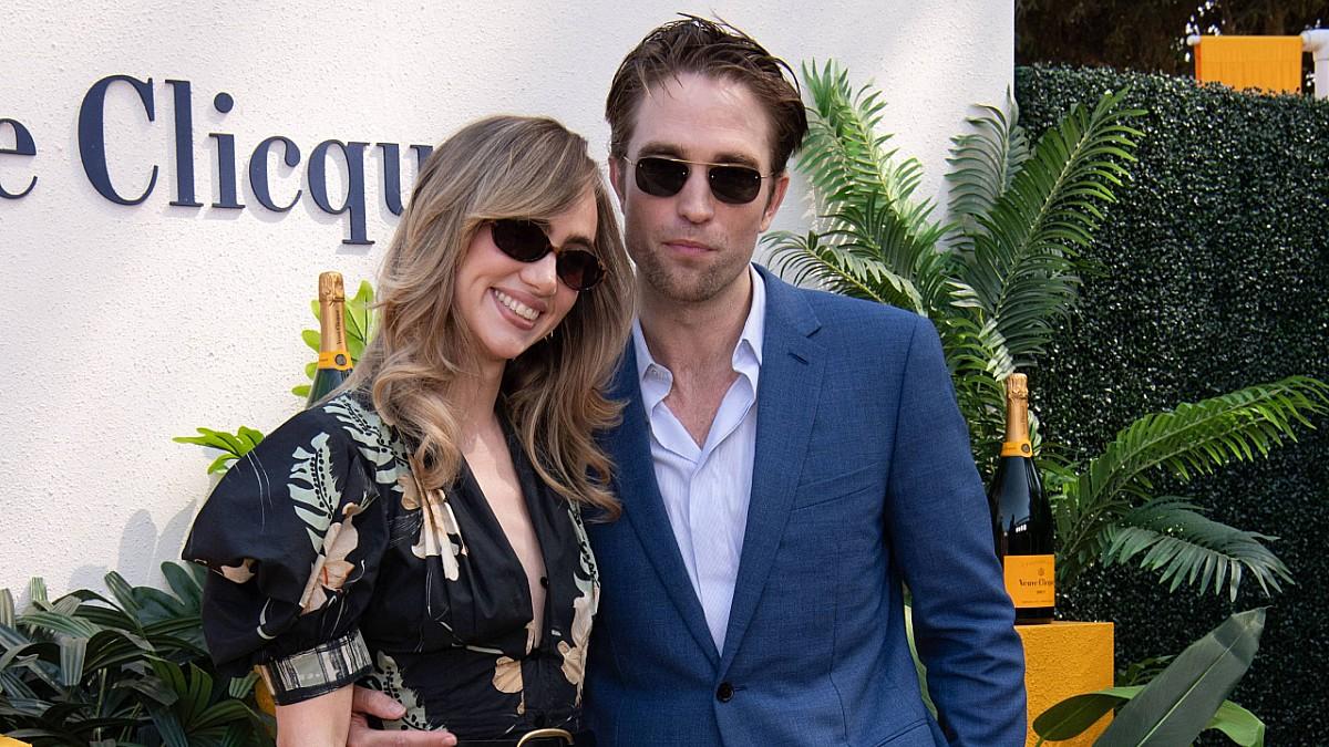 Photo of Suki Waterhouse and Robert Pattinson