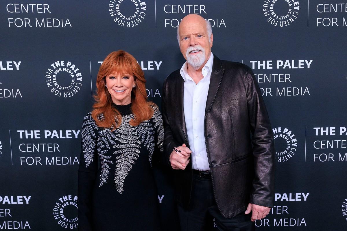Reba McEntire wants a low-key wedding to Rex Linn as Parton encourages her to have a bigger celebration.