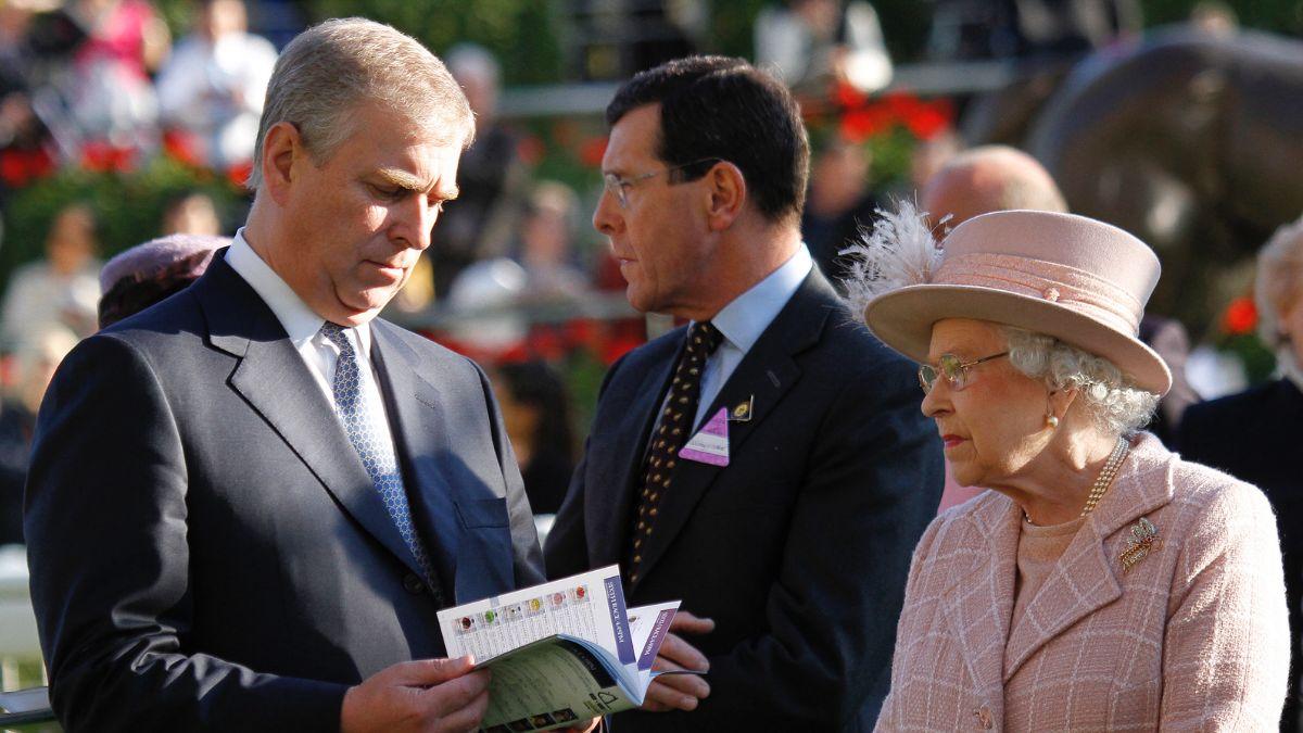 Photo of Andrew Windsor and Queen Elizabeth II