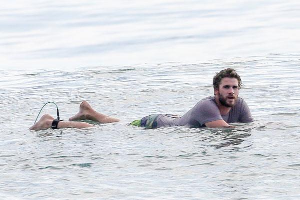 Liam Hemsworth Naked Butt Beach Photos Surfing