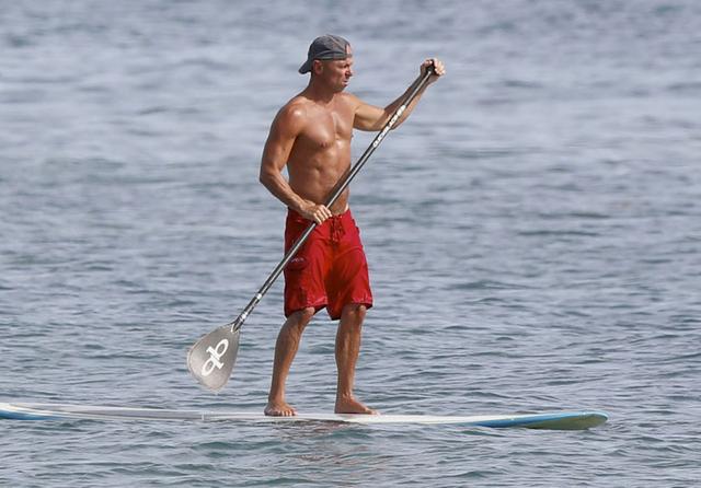 Country Music Star Kenny Chesney Goes Shirtless On The Beach In Malibu