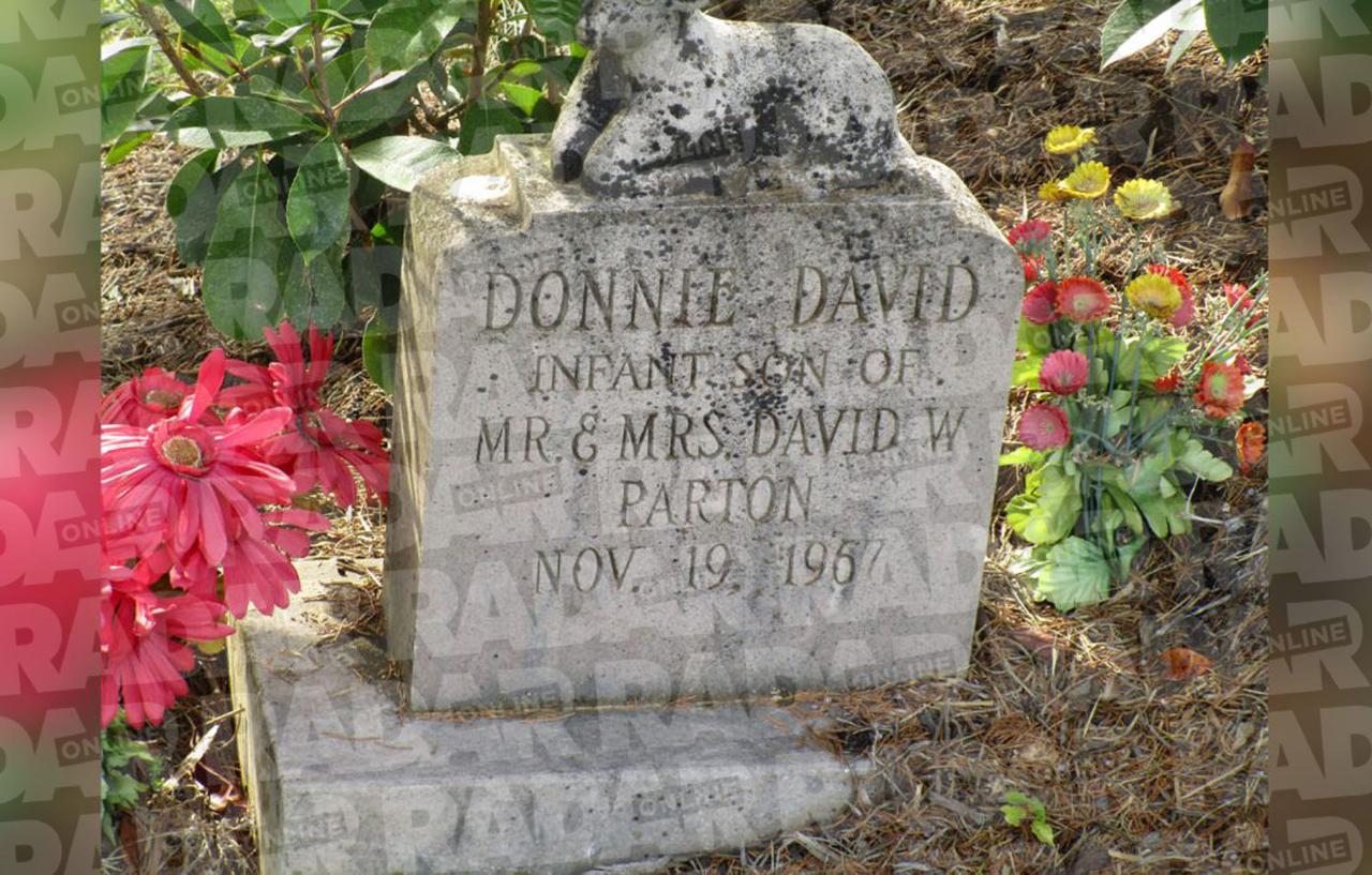 Dolly Parton Digs Up Relatives Graves & Moves The Cemetery