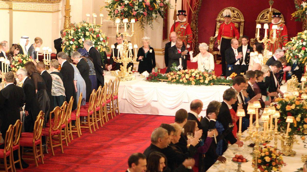 Photo of Queen Elizabeth II and South African President Jacob Zuma enjoy a toast at the State Banquet 