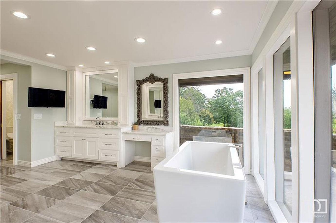 Master Bath With Tile Floor