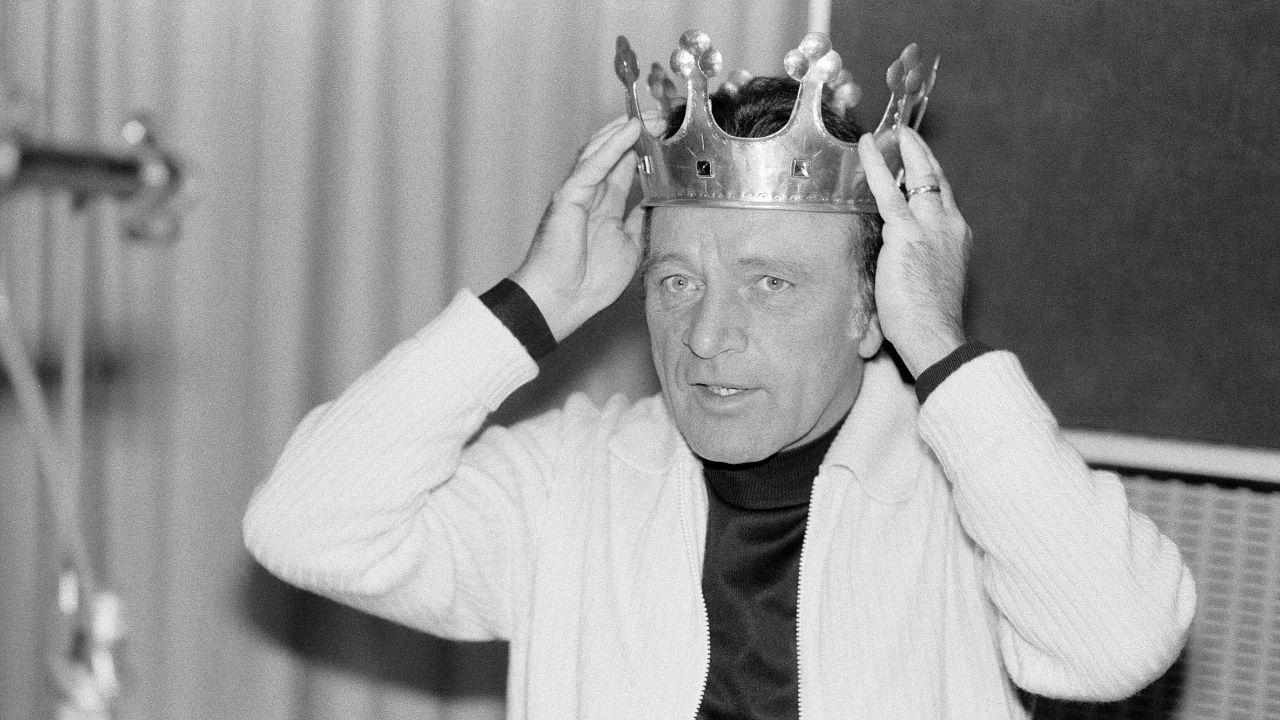 Richard Burton's tortured life and private demons are revealed, exposing the struggles behind his fame.