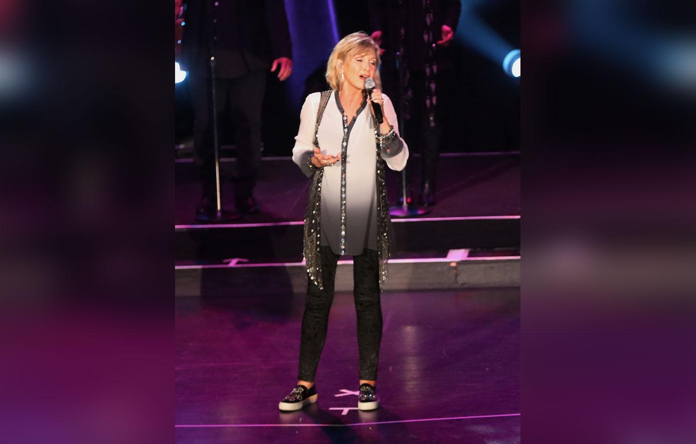 Olivia Newton-John Dazzling Look Onstage Beat Cancer