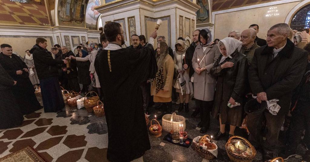 Putin Celebrates Easter Surrounded By Security Team Over Assassination ...
