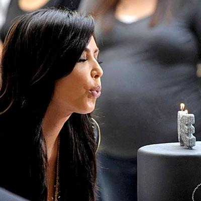 //kim_kardashian_signing__w_