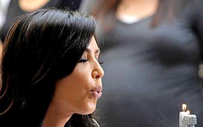 //kim_kardashian_signing__w_