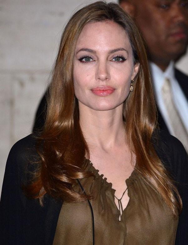 //Angelina Jolie Facelift