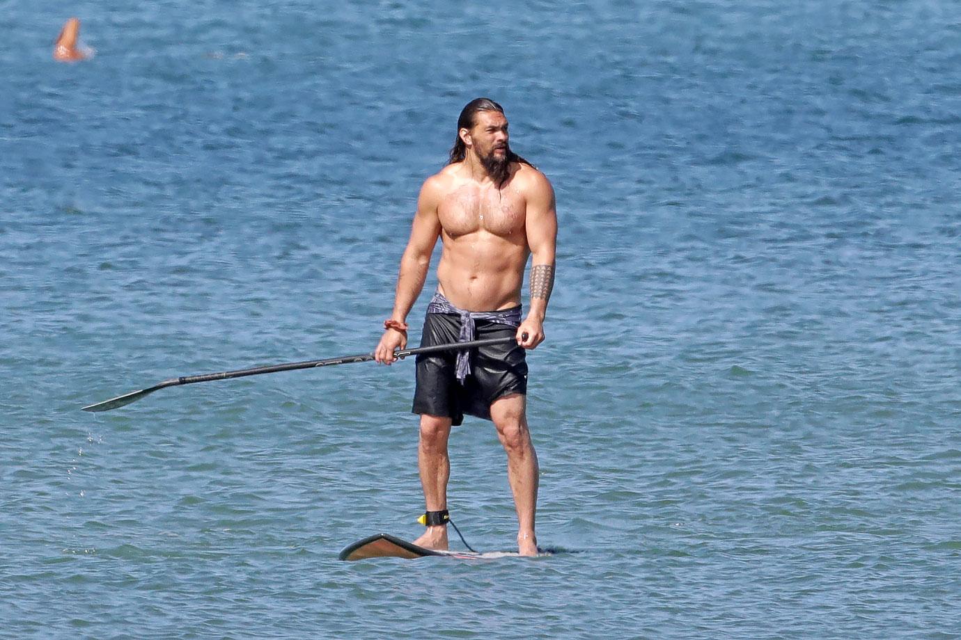 'Aquaman' Star Jason Momoa Shows Off His Chiseled Six Pack While ...