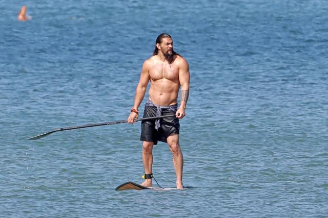 Aquaman Star Jason Momoa Shows Off His Chiseled Six Pack While Surfing In Hawaii 3846