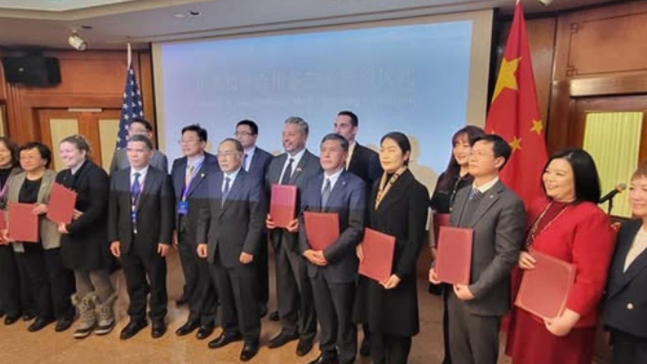 A photo of representatives from Taft High School and Shandong Jinan No. 9 High School