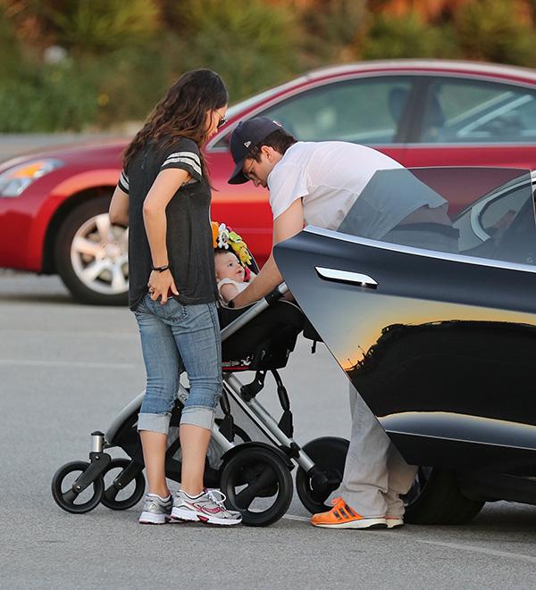 //mila kunis ashton kutcher baby wyatt beach​