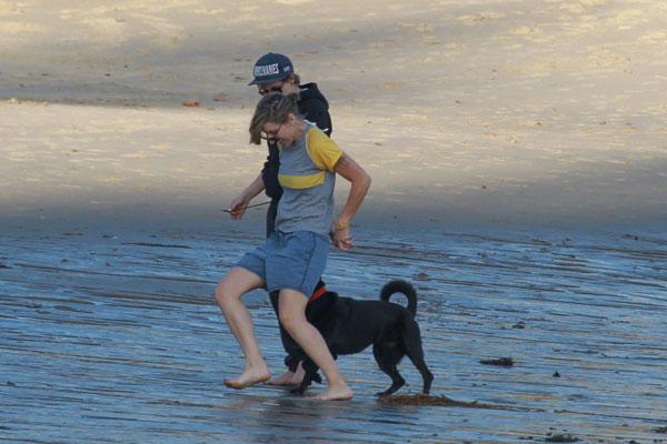 Kristen Stewart & Girlfriend Romantic Beach Day