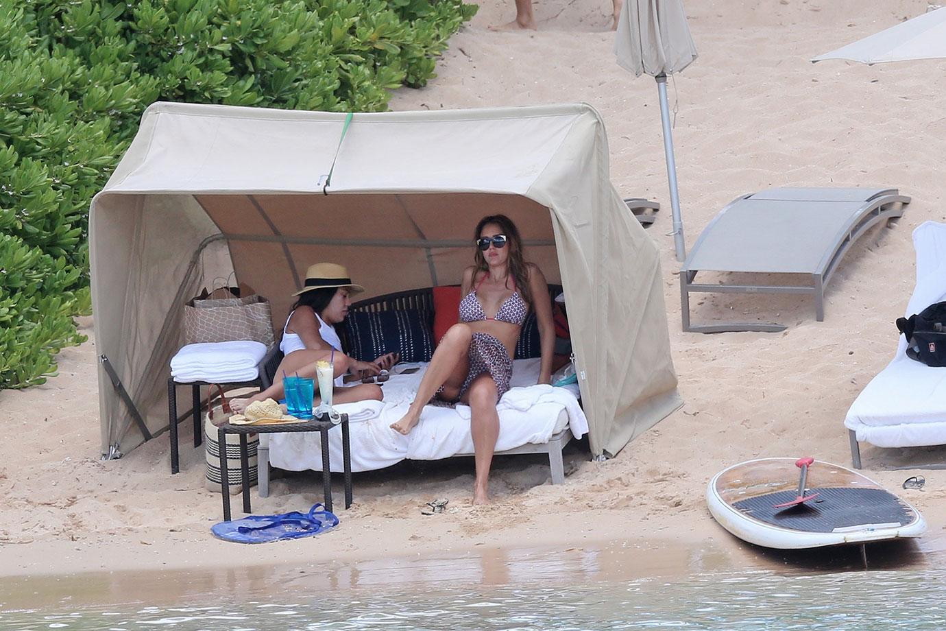 Jessica Alba Pregnant Baby Bump Beach