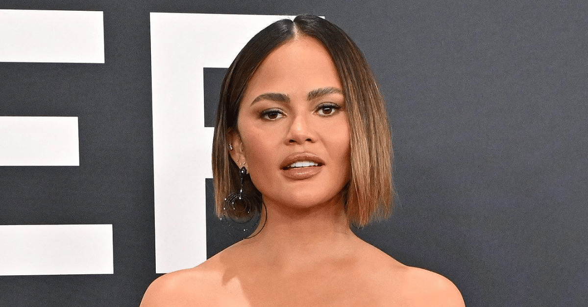 chrissy teigen mom shamed over bath time photo with her three kids