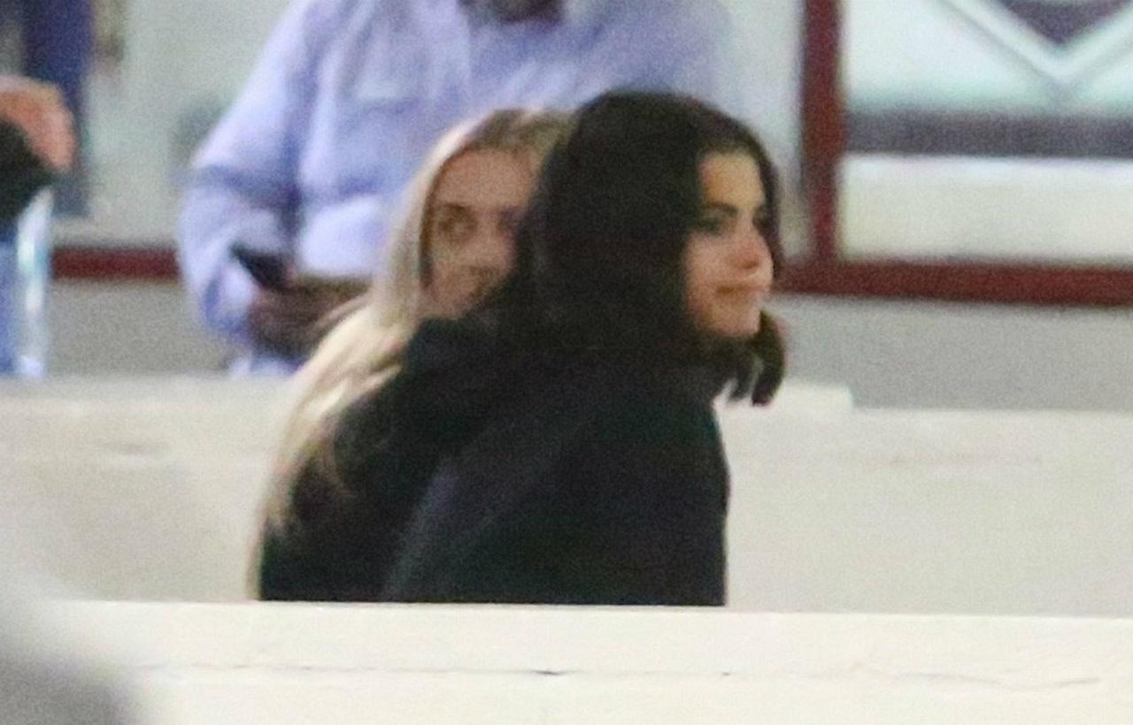 //selena gomez at justin bieber hockey resize