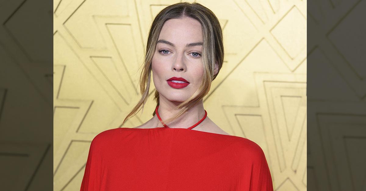 Margot Robbie Ditches Wedding Ring Husband Nowhere In Sight 