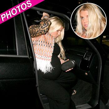 Heavily pregnant Jessica Simpson shows off her baby bump in a very