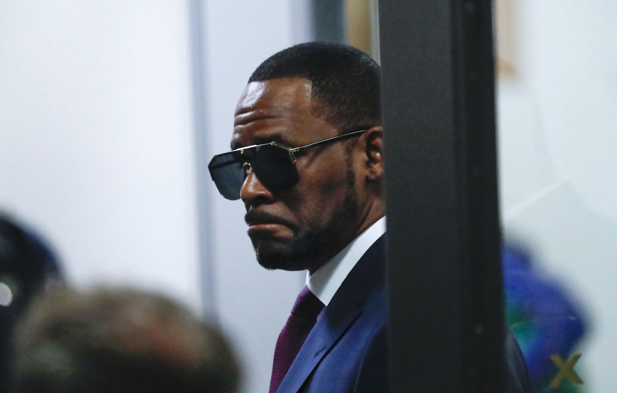 r kelly rkelly accused of trying to delay jail deposition sheriff suing alleged affair