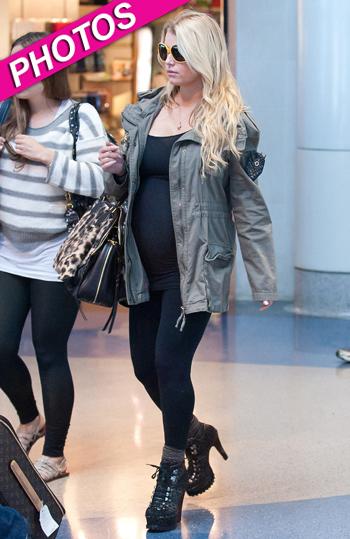 No Maternity Leather For Jessica! Simpson Shows Off Her Baby Bump In Casual  Sweats