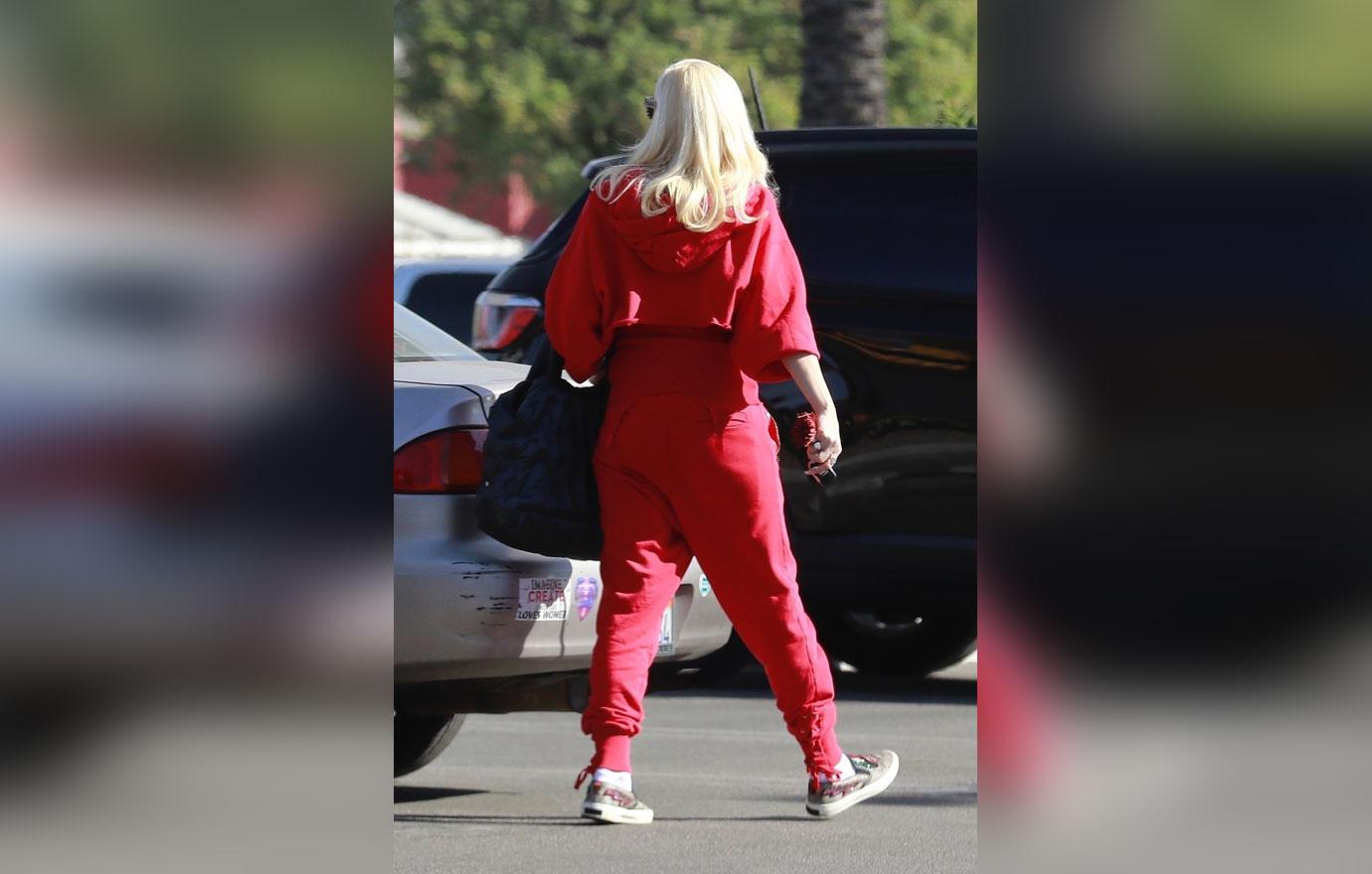 Gwen Stefani Dresses In Red For Holidays Pregnancy Rumors