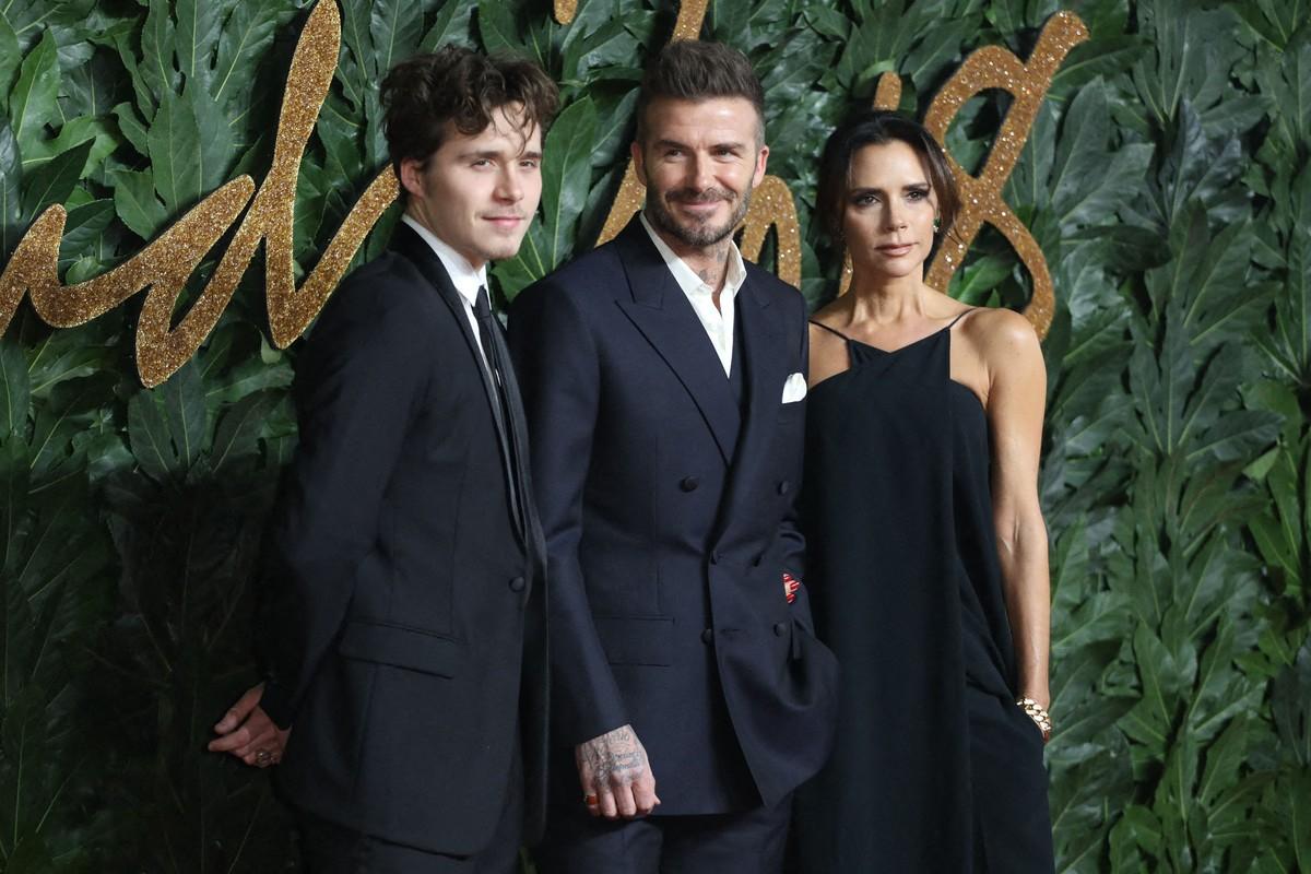 Brooklyn's celebrity godparents are said to be helping mediate the feud involving him and his parents.