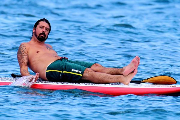 Still Has Teen Spirit Shirtless Rocker Dave Grohl 46 Looks Years Younger On Hawaiian Beach 2194