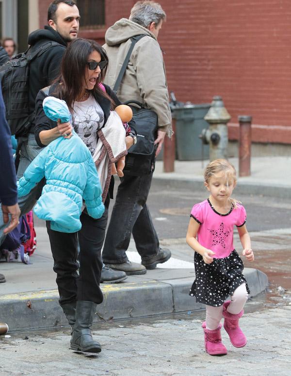 //bethenny frankel daughter bryn hoppy runs into traffic