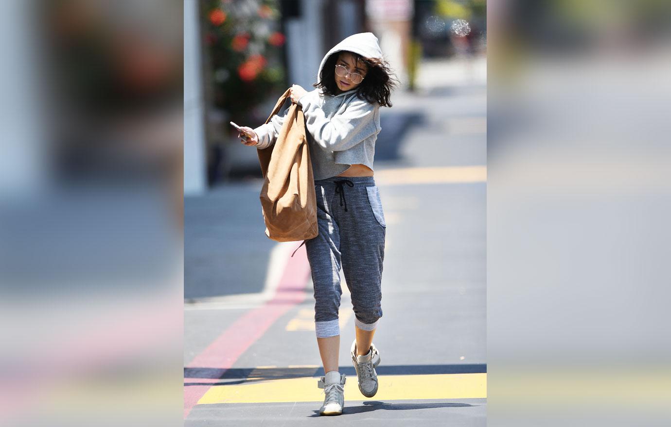 Sarah Hyland Swollen Face Hospitalized