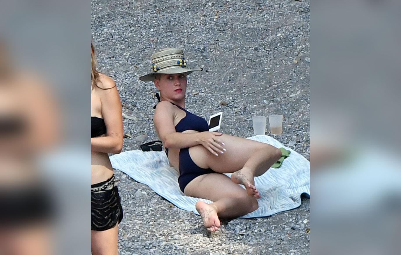 //katy perry flaunts her body in sexy bikini pics