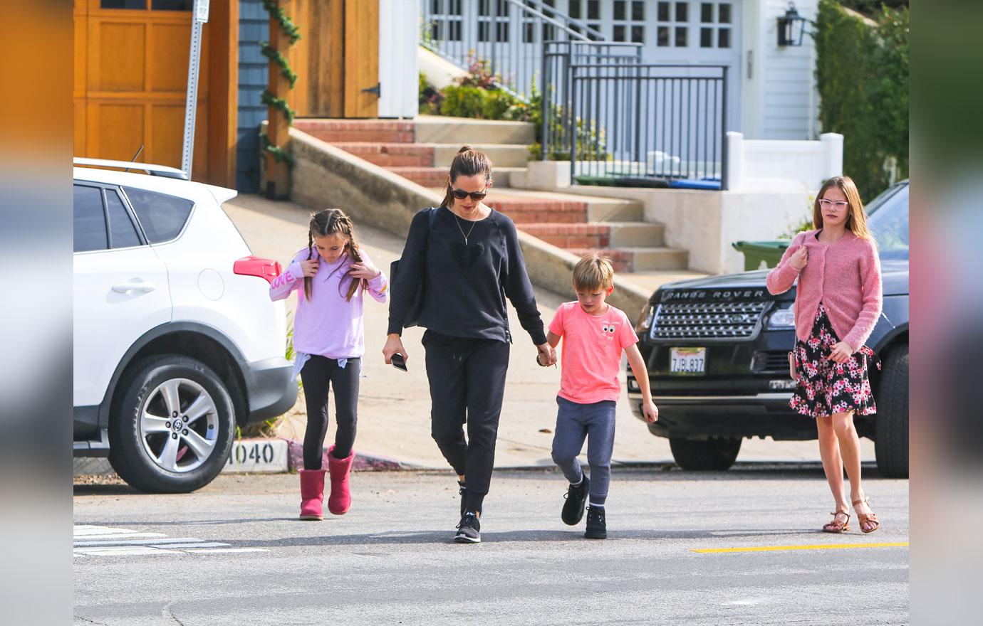 Jennifer Garner Out With Kids In Los Angeles