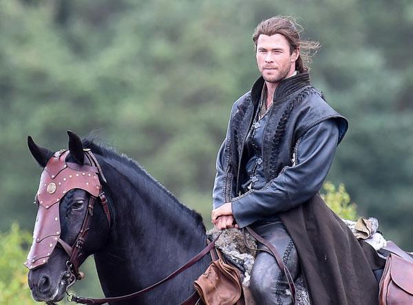 Chris Hemsworth The Huntsman Horseback Riding