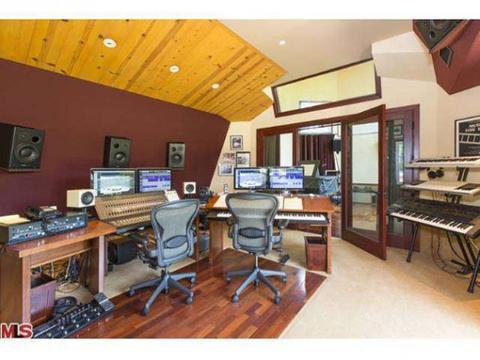 It’s Hard To Curb Your Enthusiasm For The Camelot That Is Cheryl Hines