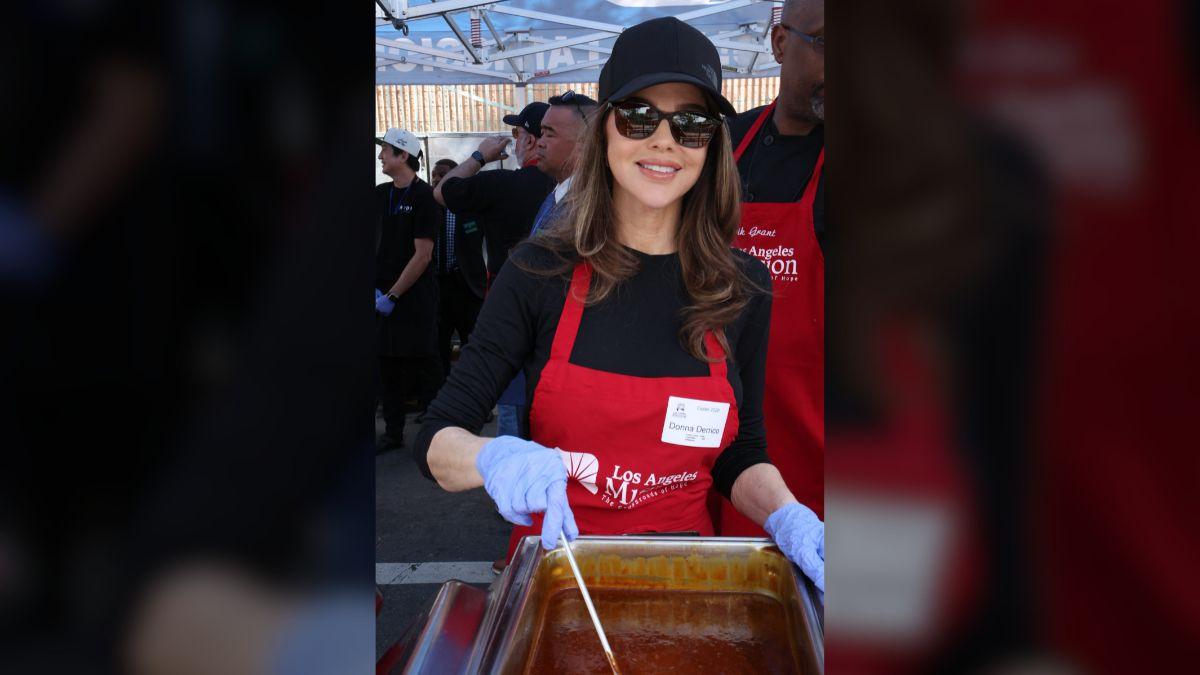 image of The actress helped serve meals and spend time with people experiencing homelessness.