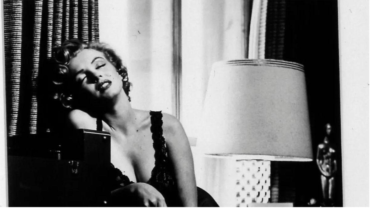 image of Monroe revealed fans swarmed her after gallbladder surgery while leaving a New York hospital.