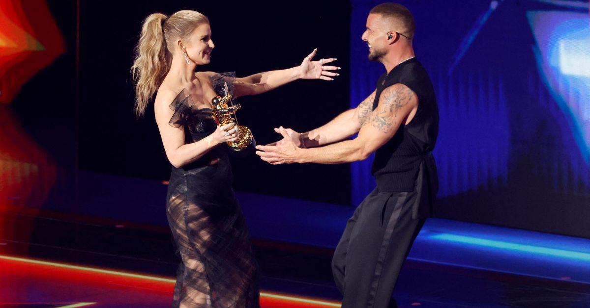 The singer, who presented the Latin Icon Award to Ricky Martin, debuted overly injected lips.