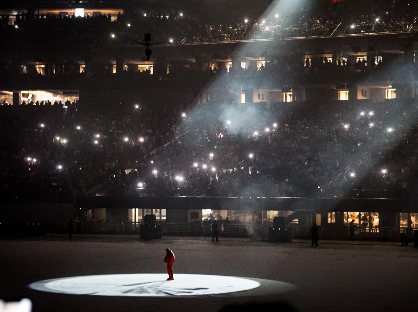 kanye westdonda listening crowd gallery pic