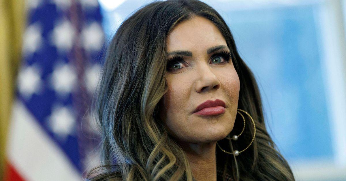 dhs secretary kristi noem ridiculed  tsa bonus checks photo op