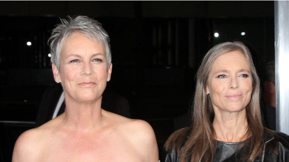 Photo of Kelly and Jamie Lee Curtis