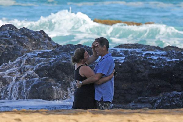 Pierce Brosnan & Keely Shaye Hawaiian Vacation