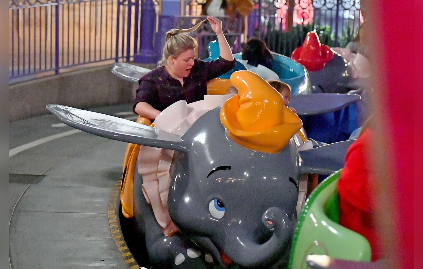 Kelly Clarkson Rides Dumbo Amid Talk Of Replacing Megyn Kelly