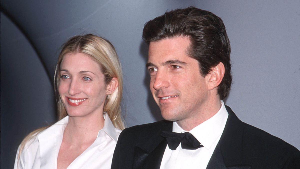 Photo of JFK Jr. and Carolyn Bessette